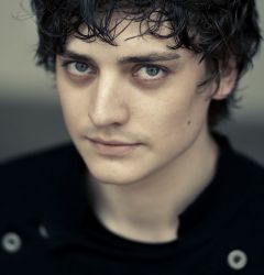 Фото №1 Анайрин Барнард